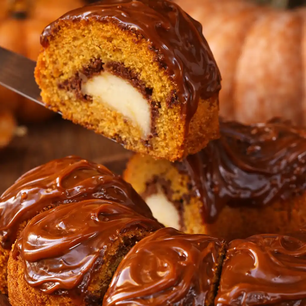 Гарбузово-шоколадний кекс із сирною серединкою та карамельною помадкою