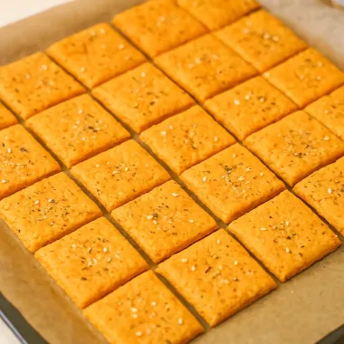 Хрусткі цибульні крекери — домашній снек за 30 хвилин